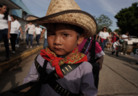 Colorido desfile de la Revolución Mexicana en la colonia Díaz Ordaz de Cosoleacaque.