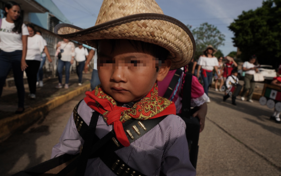 Colorido desfile de la Revolución Mexicana en la colonia Díaz Ordaz de Cosoleacaque.