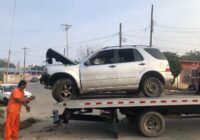 ABANDONAN CAMIONETA TRAS CAER EN UN CANAL DE LA COLONIA SANTA ROSA