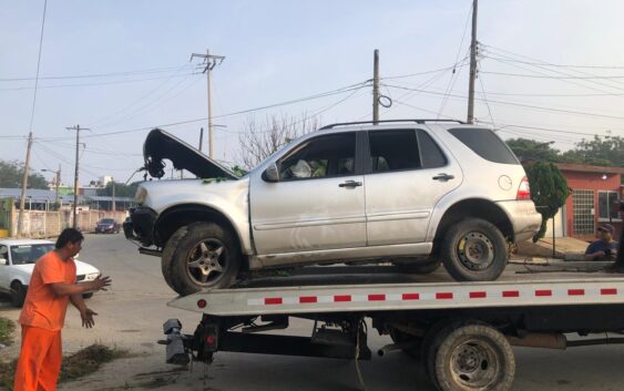 ABANDONAN CAMIONETA TRAS CAER EN UN CANAL DE LA COLONIA SANTA ROSA