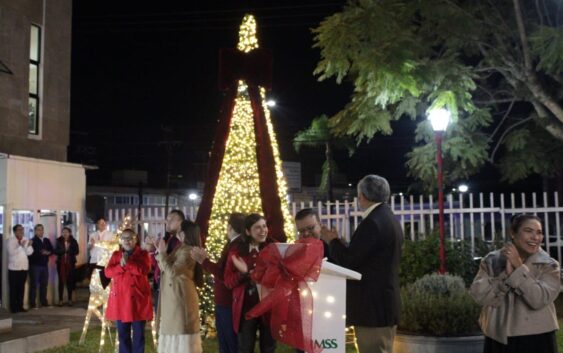 Realiza IMSS Veracruz Sur tradicional encendido del árbol de Navidad