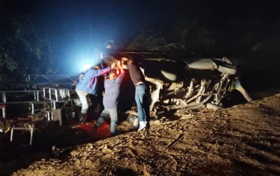 Camioneta de grupo musical sufre volcadura en Hidalgotitlán