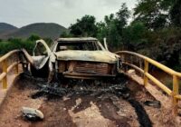 Mueren calcinadas dos personas por mina terrestre en Apatzingán; iban en camioneta blindada