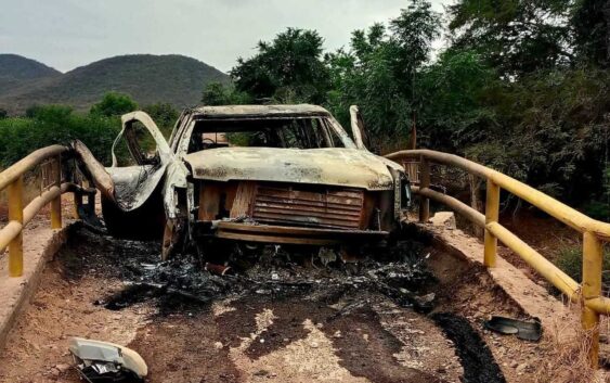 Mueren calcinadas dos personas por mina terrestre en Apatzingán; iban en camioneta blindada
