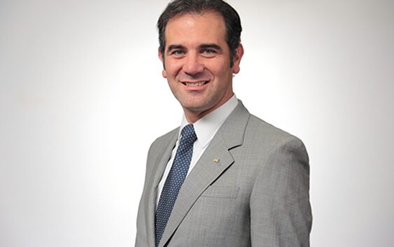 La demolición de la democracia sigue