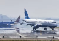 Encuentran los cuerpos de dos personas en el tren de aterrizaje de un avión que llegó a Florida