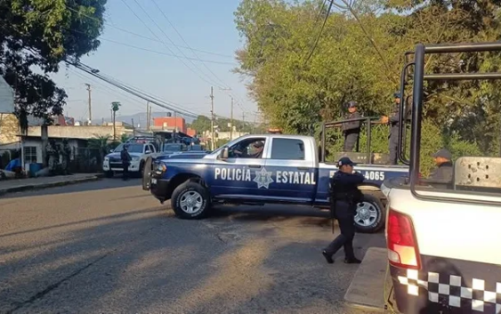 Hombre es asesinado dentro de su automóvil en carretera de localidad 20 de Noviembre, Córdoba