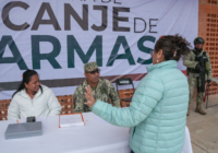 Habitantes de Cosoleacaque participan en el canje de armas 2025