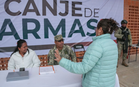 Habitantes de Cosoleacaque participan en el canje de armas 2025