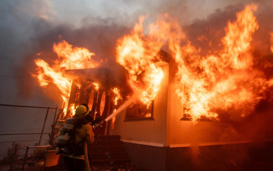Incendios en medio de los Ángeles California, el fuego es incontrolable