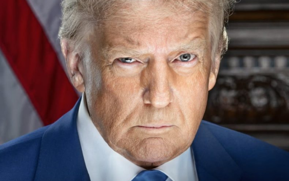 Publica Trump su foto oficial como presidente, similar a su foto policial