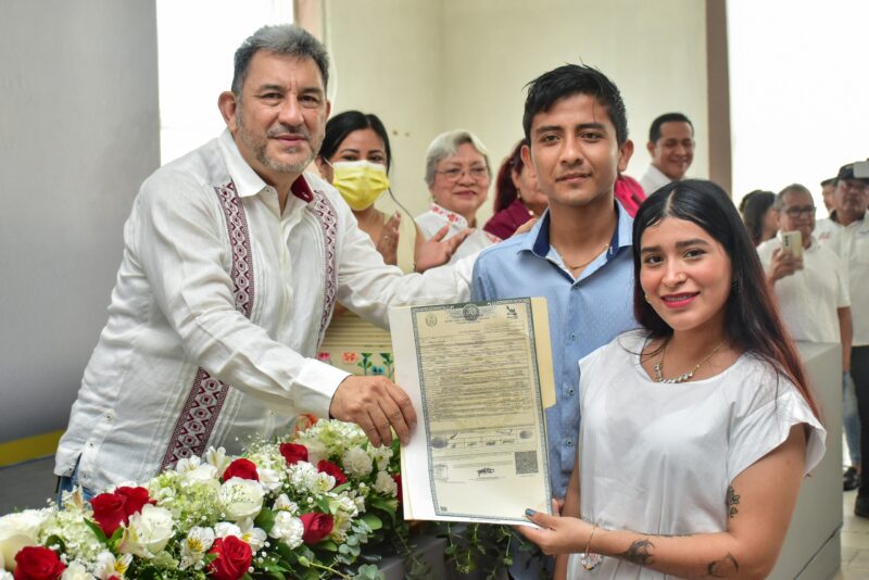 Parejas de Coatzacoalcos sellan su amor en ‘Bodas Colectivas 2025’