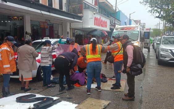 Norte derriba anunció y deja lesionada a empleada de Limpia Pública en Coatzacoalcos.