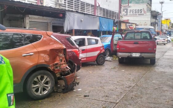 Chocó contra seis coches en mercado de Coatzacoalcos, y salió ileso