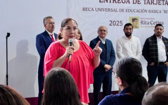 SEV entrega mil 470 tarjetas de la beca Rita Cetina en Xalapa