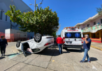 Acaba volcado tras pasarse el alto en la colonia Maria de la Piedad