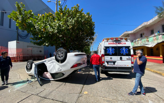 Acaba volcado tras pasarse el alto en la colonia Maria de la Piedad