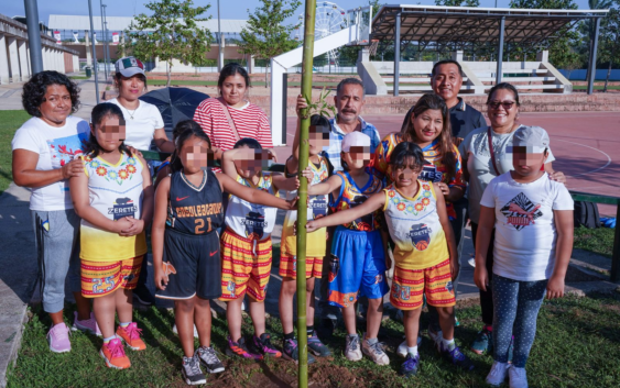 Los Zeretes de Cosoleacaque se suman a la jornada de reforestación de la Unidad Deportiva.