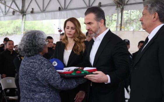 En el homenaje de cuerpo presente, el alcalde entregó la bandera y las insignias del elemento a su madre, la señora Amparo García Antonio.