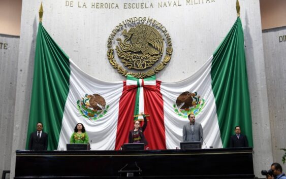 Maestro Esteban Bautista presidente de JuCoPo llama a la concordia al entonar el himno nacional