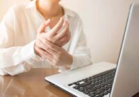 Emite IMSS Veracruz Sur recomendaciones para evitar lesiones en actividades de oficina