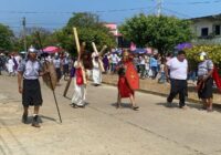 Cientos de fieles católicos participan en el tradicional “Viacrucis” en villa Allende