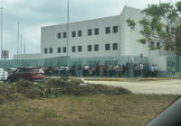 Buscan jóvenes conseguir empleo en hospital de Coatzacoalcos