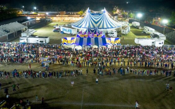 El ayuntamiento de Cosoleacaque festeja a miles de niños con circo gratis.