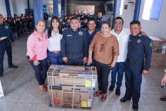 El H. Ayuntamiento de #Cosoleacaque reconoce entrega y valentía de los elementos de la Policía Municipal.