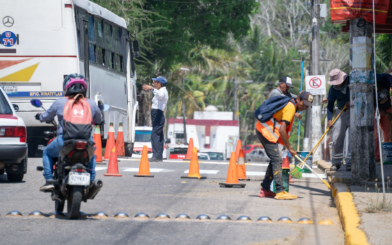 Continúa pinta de pasos peatonales y guarniciones en el municipio de Cosoleacaque