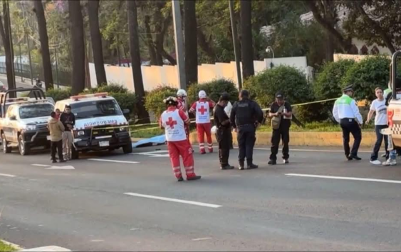 TRÁGICO AMANECER EN XALAPA: TRES OCUPANTES DE UNA MOTOCICLETA SE ACCIDENTAN FRENTE A “ESTANCIA GARNICA”; DOS DE ELLOS FALLECIERON EN EL LUGAR