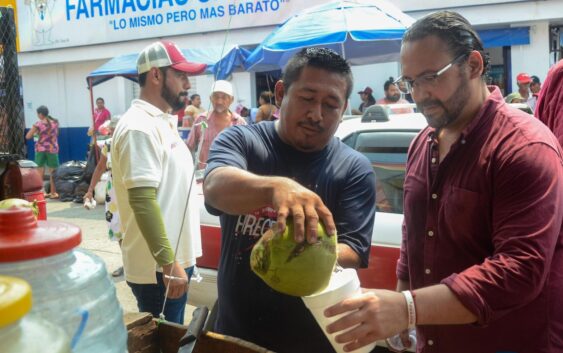 Pedro Miguel Rosaldo escucha y reconoce el esfuerzo de comerciantes de la Juan Osorio López