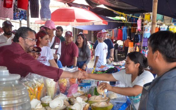 Pedro Miguel Rosaldo escucha y reconoce el esfuerzo de comerciantes de la Juan Osorio López