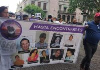 Madres buscadoras realizan una marcha de plaza Lerdo