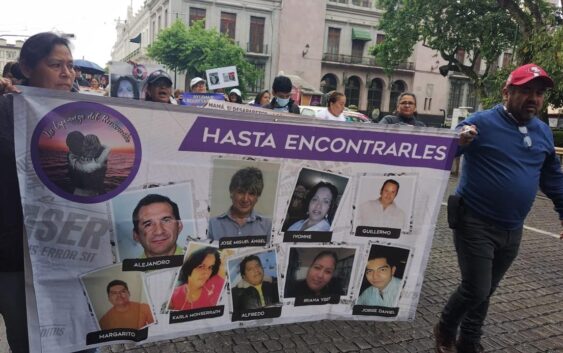 Madres buscadoras realizan una marcha de plaza Lerdo