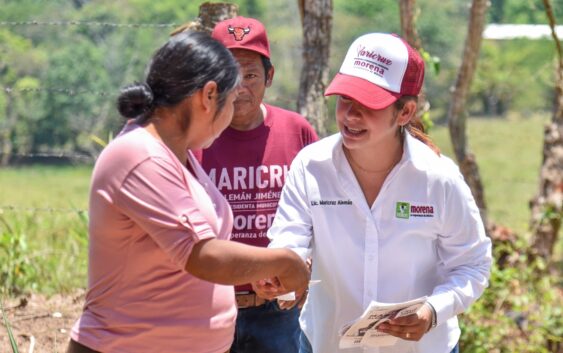 Maricruz Alemán, lleva casa por casa sus propuestas para construir el segundo piso de la 4T en Oluta