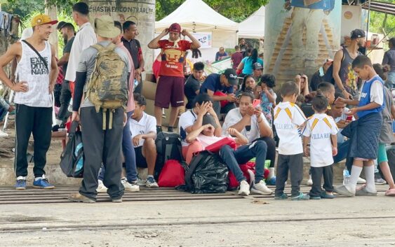 Migrantes enfrentan deshidratación y riesgos extremos por calor en su paso por el sur de Veracruz
