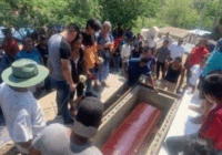 Silencio oficial y tributo desigual marcan el adiós a víctimas de la mas4cre en Texistepec
