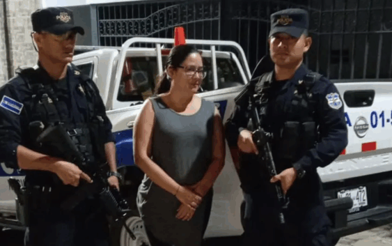 Arrestan a activista crítica de Bukele en El Salvador por presunto peculado