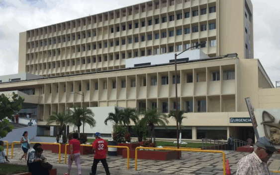 Mujer se arroja del segundo piso del IMSS de Cuauhtémoc ‘por falta de aire acondicionado’