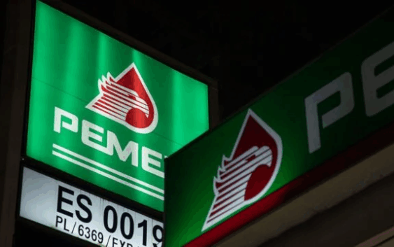 Reportan que Pemex perfila despedir a más de 3,000 empleados de confianza