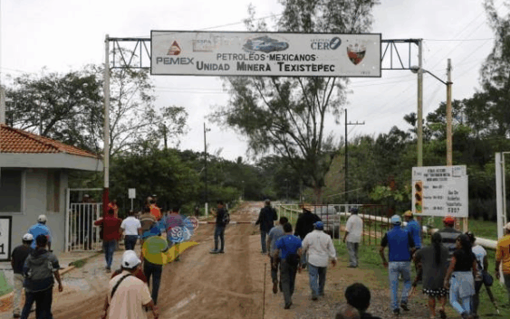 Texistepec: balazos, herido, caos, invasión, bebés y niños retenidos; largo historial de fracasos en la presunta búsqueda de un bienestar colectivo