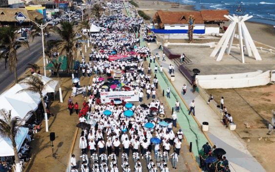 Conmemoran el Día del Trabajo con desfile multitudinario en Coatzacoalcos