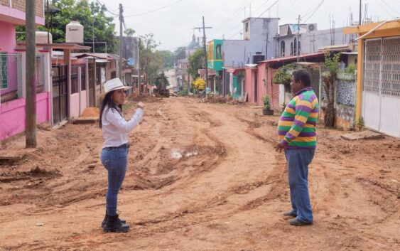 Cumpliendo los compromisos con los acayuqueños, se mejora la infraestructura vial