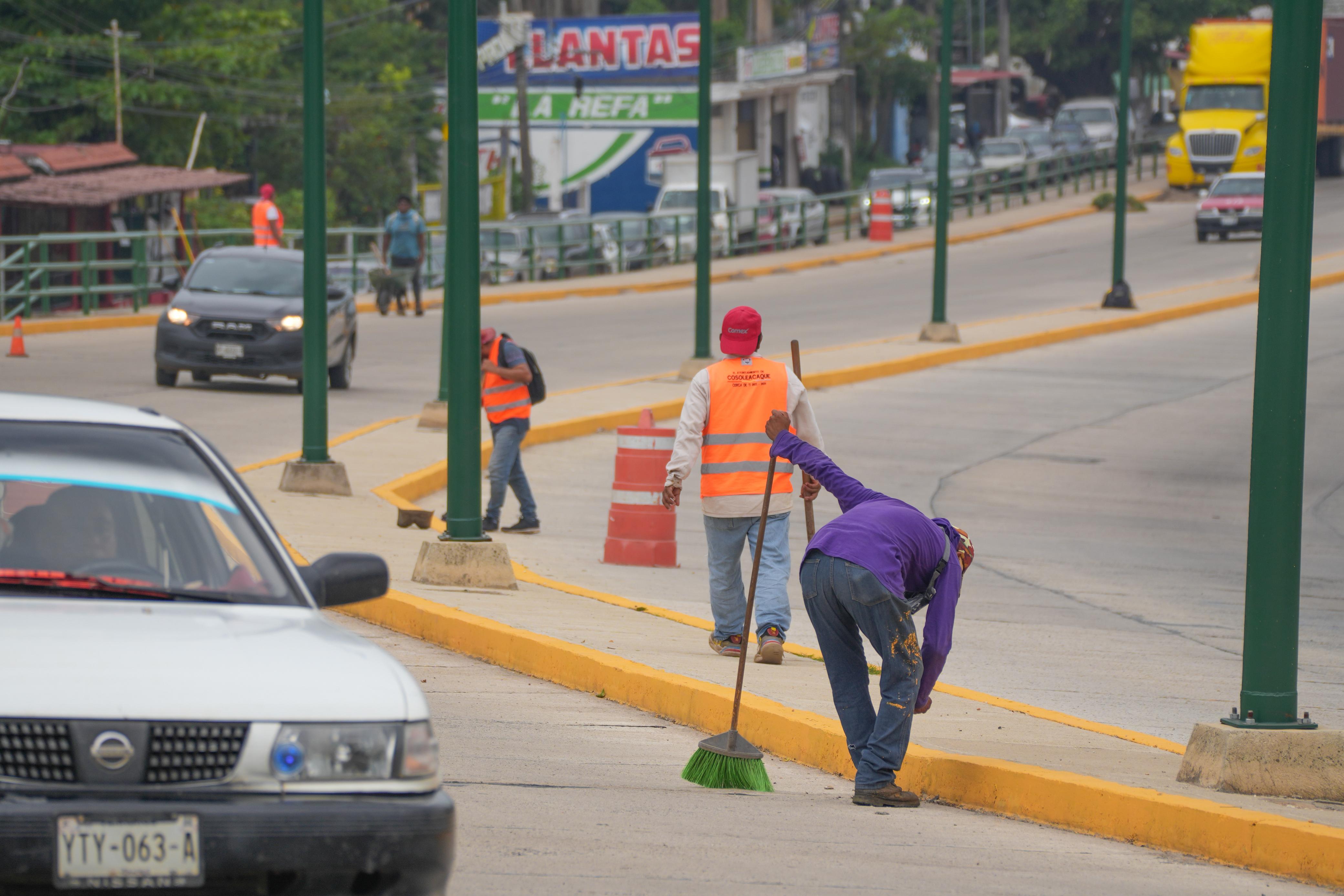 Trabajos de limpieza permanentes en las principales avenidas de la ciudad de Cosoleacaque