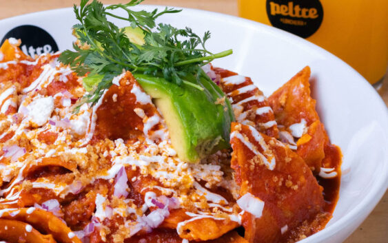 Radiografía de los chilaquiles: el alma que ha acompañado a la Ciudad de México desde las loncherías.