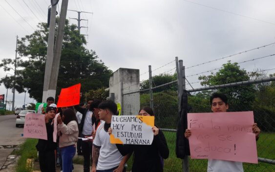 Estudiantes de la Escuela Normal Superior Veracruzana, solicitan la reubicación del plantel por representar un peligro