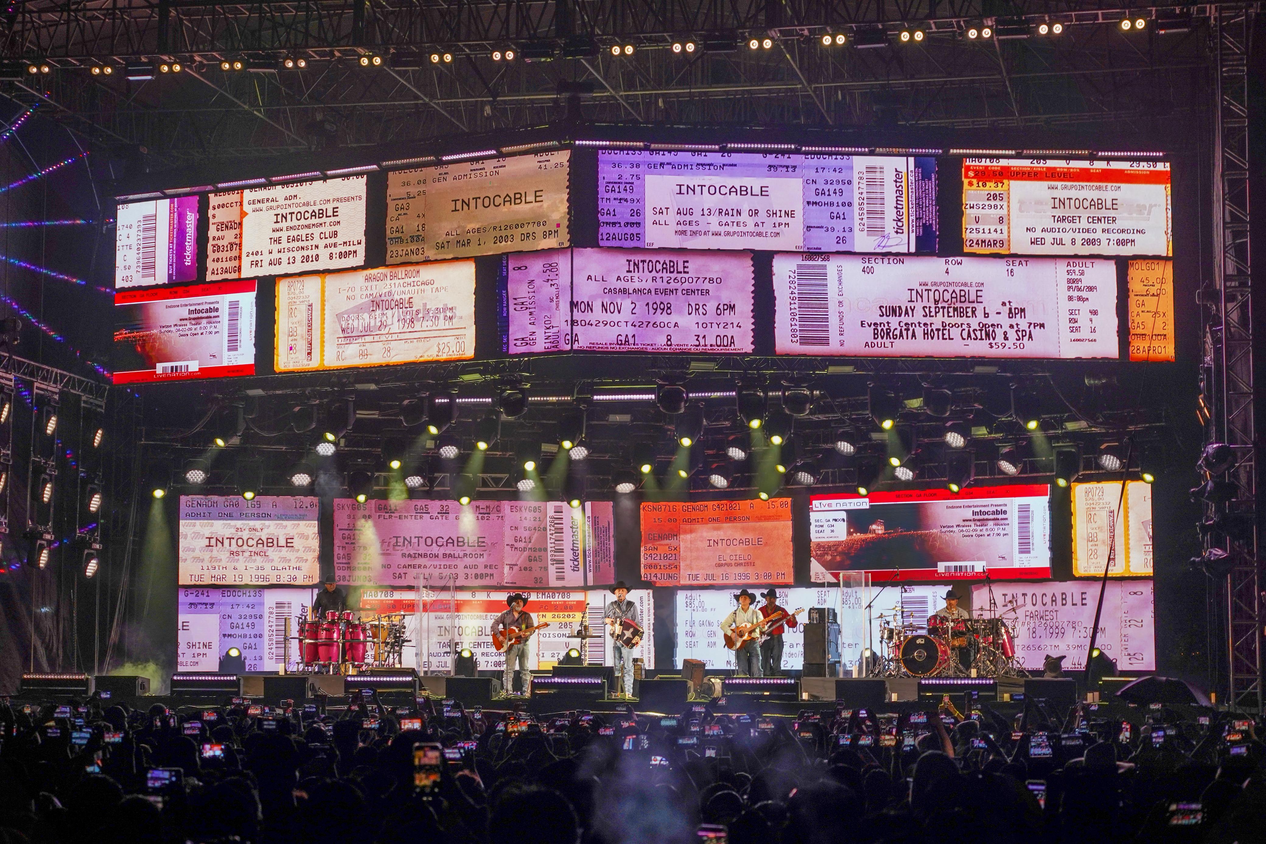 Más de 5 mil personas disfrutaron del magno concierto del grupo Intocable