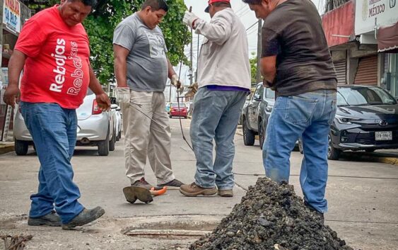 Realizan trabajos de desazolve en diferentes puntos del municipio de Cosoleacaque