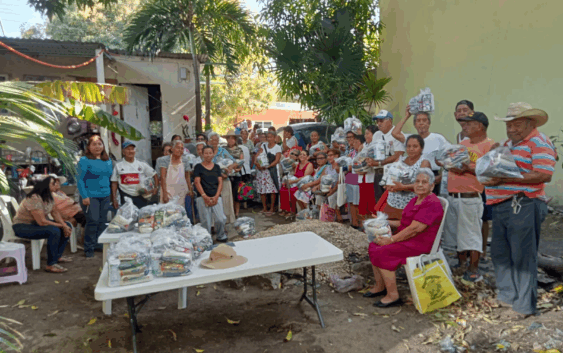 Brinda gobierno de Coatzacoalcos apoyo a familias vulnerables de la colonia Benito Juárez